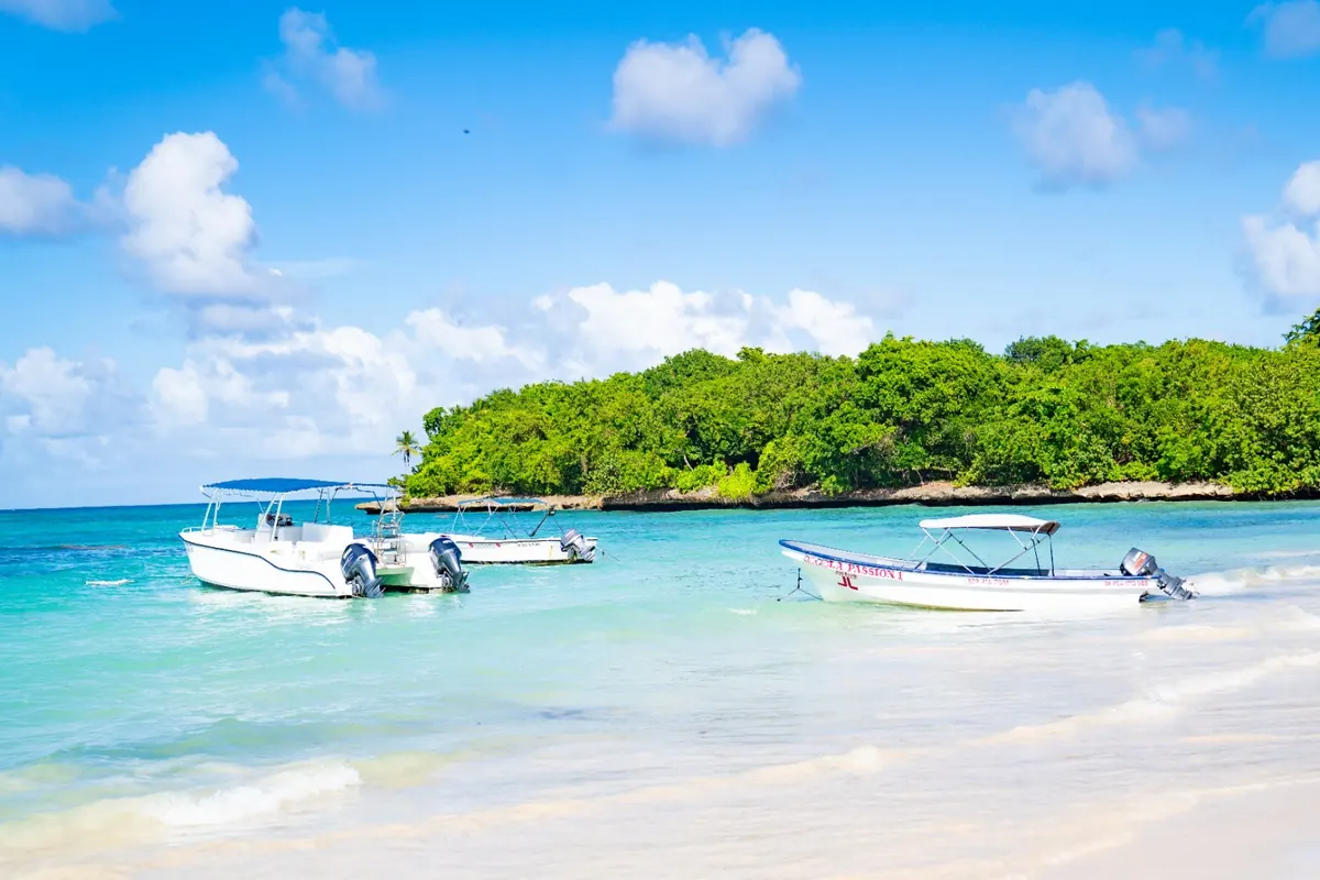 Boats anchored in the turquoise bay of Playa Playita